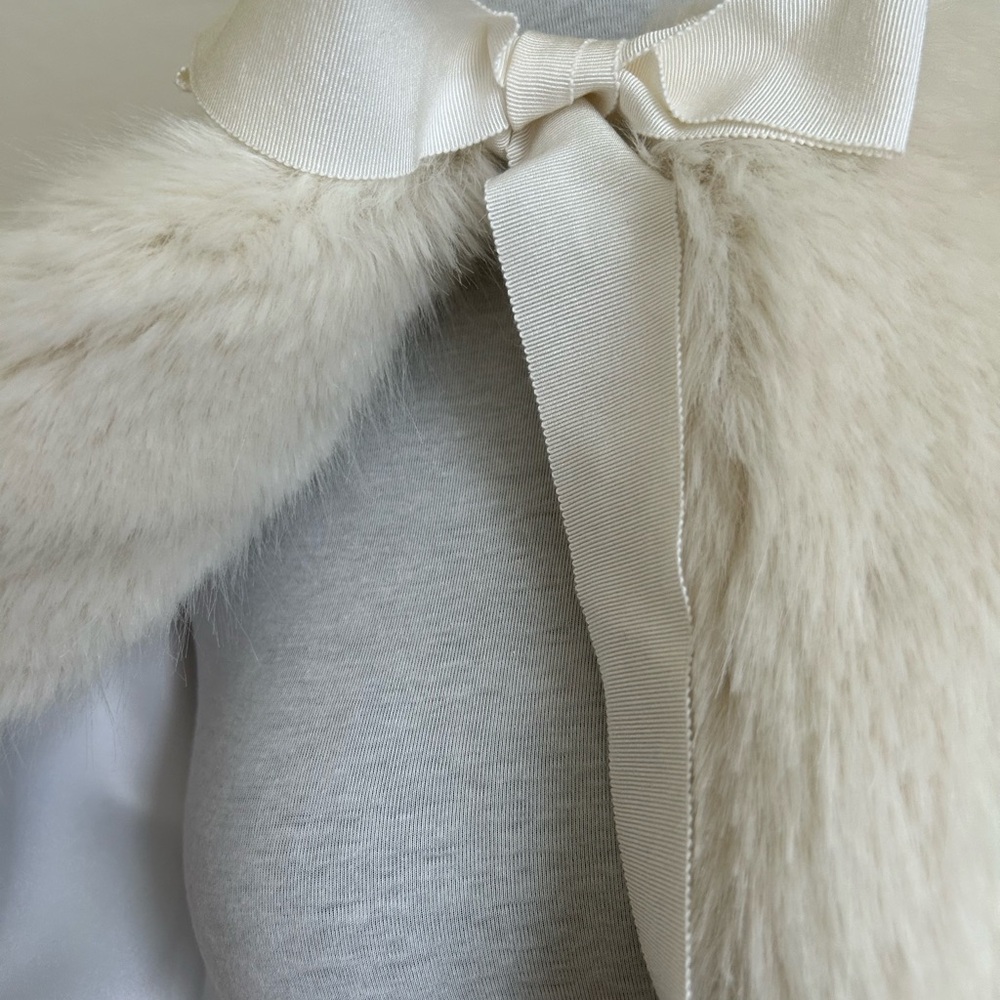 Faux fur bridal cape (ivory whisper) by Helen Moore - Picture 7 of 8